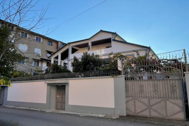 SHITET VILË 3-KATËSHE NË ELBASAN – KOMBINIM PERFEKT I KOMODITETIT DHE STILIT MODERN!
