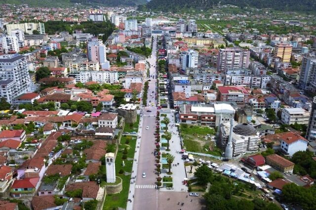 Zbuloni tendencat kryesore të tregut imobiliar në Elbasan dhe si mund të përfitoni si investitor nga zhvillimet e reja, rritja e çmimeve dhe mundësitë për investime në prona dhe hapësira komerciale.